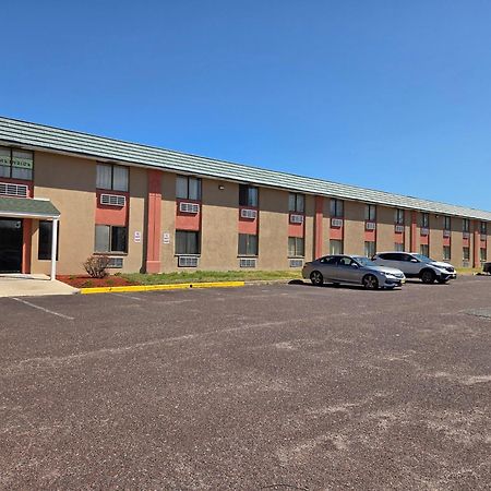Red Carpet Inn Gibbstown Bagian luar foto