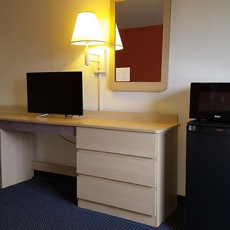 Red Carpet Inn Gibbstown Bagian luar foto