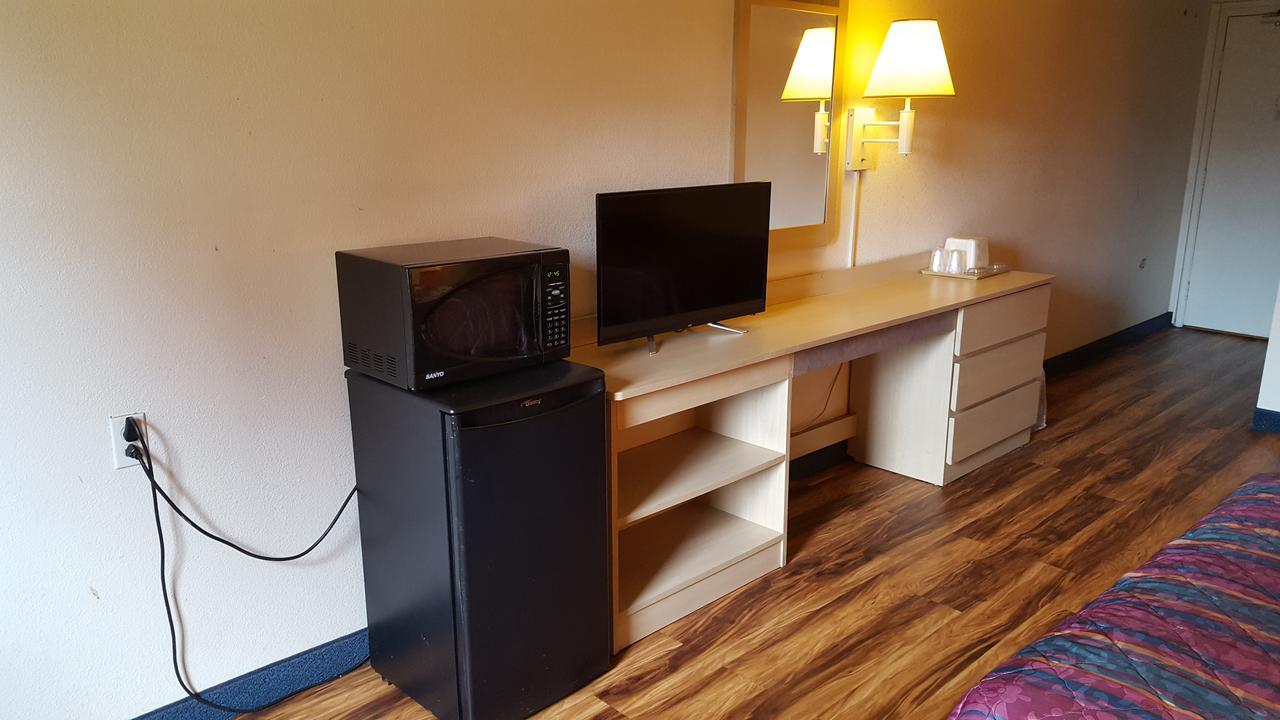 Red Carpet Inn Gibbstown Bagian luar foto